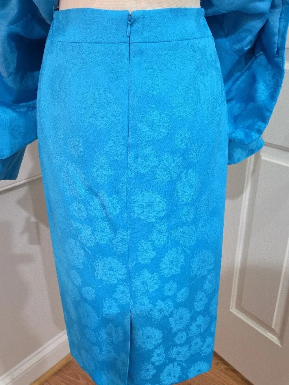 Vintage 2-Piece Skirt Suit Set –  Vibrant Blue Floral Jacquard Weave - Size 24W